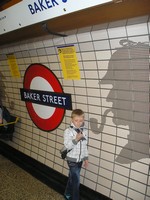 Лондон (London), Бейкер-стрит (Baker Street). Станция метро с соответствующей символикой во фрактальном стиле (большой рисунок состоит и маленьких таких же).