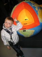 Лондон (London), Музей естествознания (the Natural History Museum). Модель планеты Земля в разрезе на выставке вулканологии.
