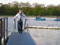 Лондон (London), Гайд-парк (Hyde Park). Пирс-понтон не то для купающихся, не то для плавающих на катамаранах.