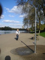 Лондон (London), Гайд-парк (Hyde Park). Душ (работающий!), предположительно для купающихся в озере… вдоль которого везде стоят таблички «Не купаться» (No Bathing). 😊