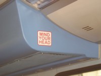 Лондон (London). Надпись на 2-м этаже автобуса: «Берегите Вашу голову» (Mind Your Head), – это вежливый английский вариант нашей фразы «Место для удара головой». 😊
