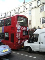 Курортный город Брайтон (Brighton), также известный как «Лондон-у-моря» (London-by-the-Sea). Автобус с двусмысленной надписью «Поплыли в Марину/море» даже при наличии девушки Марины рядом британцам не очень понятен, ибо женское имя Марина им неведомо.