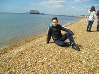 Курортный город Брайтон (Brighton). Мелкогалечный пляж у пролива Ла-Манш. На заднем плане – остатки старого пирса.