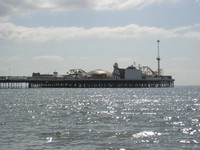 Курортный город Брайтон (Brighton). Новый городской пирс с аттракционами и кафе прямо на нём.