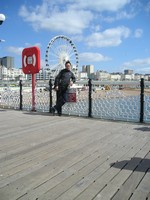 Курортный город Брайтон (Brighton), также известный как «Лондон-у-моря» (London-by-the-Sea). На заднем плане – местный аналог колеса обозрения «Лондонский глаз» (London Eye).