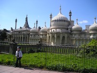 Город Брайтон (Brighton), дворец «Королевский павильон» (the Royal Pavilion). Очень необычный для английской архитектуры дворец Георга IV – есть в нём что-то не то от Древнего Востока, не то от нашей Руси.