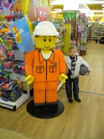 Город Брайтон (Brighton). Полноразмерная фигурка строителя Lego, терпеливо собранная в одном из универсамов из обычных деталек конструктора Lego.
