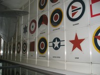 Лондон (London), Музей королевских ВВС (Royal Air Force Museum). Опознавательные знаки военно-воздушных сил (ВВС) разных стран, в том числе СССР (USSR).