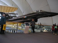 Лондон (London), Музей королевских ВВС (Royal Air Force Museum). Подвешенный под потолком полноразмерный истребитель 4-го поколения Eurofighter Typhoon, ныне находящийся на вооружении ВВС стран Евросоюза.