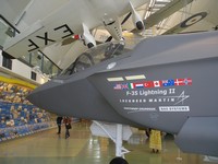 Лондон (London), Музей королевских ВВС (Royal Air Force Museum). Полноразмерный истребитель 5-го поколения F-35 Lightning II, разработанный в США, но находящийся на вооружении ВВС не только Штатов.