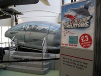Лондон (London), Музей королевских ВВС (Royal Air Force Museum). Движущийся симулятор полёта на учебно-тренировочном самолёте английской пилотажной группы «Красные стрелы» (Red Arrows). Попробовал я его – так себе, вестибулярные ощущения есть, а вот экран обычный, 2-мерный. 🙁