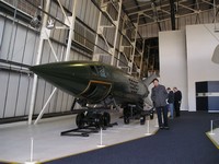 Лондон (London), Музей королевских ВВС (Royal Air Force Museum). Первая в мире баллистическая ракета «Фау-2» (V-2), которую изобрели в нацистской Германии.