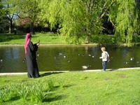 Лондон (London), Регент-парк (Regent's Park). В мусульманской стране женщин снимать нельзя – значит, будем снимать их в европейских странах, куда они приезжают, чтобы снимать всё, что им заблагорассудится. 😊
