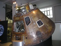 Лондон (London), Музей науки (the Science Museum). Спускаемый модуль американского космического корабля «Аполлон-11» (Apollo 11), который возил впервые высаживаться на Луну американских астронавтов, в том числе Нила Армстронга.