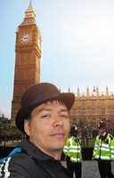 Лондон (London), Биг-Бен (Big Ben). Мы специально приехали к нему ещё раз, чтобы я мог сфотографироваться в накануне всё-таки найденной и купленной шляпе-котелке. 😊