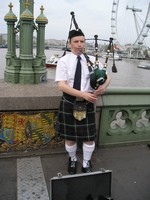Лондон (London), Вестминстерский мост (Westminster Bridge). Якобы шотландский волынщик, в котором опытный взгляд нашего англичанина сразу опознал «человека, который даже ни разу не был в Шотландии». 😊