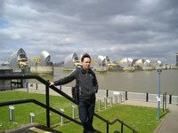 Лондон (London), Барьер Темзы (the Thames Barrier). Впечатляющее инженерное сооружение, призванное защищать Лондон от наводнений. Необычная форма опор над водой объясняется необходимостью снижения аэродинамического ветрового возмущения при прохождении судов.