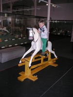 Лондон (London), Музей детства (the Museum of Childhood). Большинство экспонатов там – игрушки, многие – интерактивные, навроде такой вот лошадки-качалки.