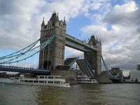 Лондон (London), набережная Темзы (the Thames). Наблюдение за редким разведением Тауэрского моста (Tower Bridge). Он нам как бы помахал на прощанье своими половинками. 😊 London, good-bye! У-у-у! Лондон, прощай, пора домой! 😊