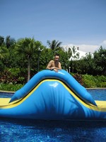 Главный бассейн Aloha Oceanfront Suite Resort. Это я взгромоздился на детскую надувную горку не просто так – я с неё запускал младшего сына.