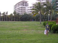 Гостинично-жилой комплекс Aloha Oceanfront Suite Resort. Некоторые используют орошающие лужайку фонтаны не по назначению. 😊