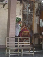 Синкун. Местный брадобрей чихать хотел на нормы пожнадзора и санэпидстанции. 😛