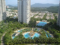 Главный корпус Aloha Oceanfront Suite Resort. Вид с 19-го этажа на комплекс бассейнов для жителей района (не гостей вроде нас).