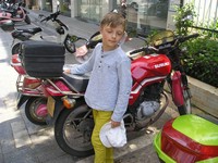 Санья. В то время как у нас я давно не видел китайских подделок известных торговых марок (это было широко распространено в 1990-е годы), в самом Китае есть вот такие «аналоги Suzuki». 😊
