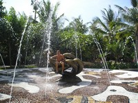 Гостинично-жилой комплекс Aloha Oceanfront Suite Resort (阿罗哈爱琴海景套房度假酒店). Надо ж так беспардонно взгромоздиться на девушку с дельфинами! 😊