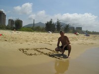 Пляж Aloha Oceanfront Suite Resort. Иероглиф, обозначающий Китай, запомнить просто: 中 – это «Ф»арфор!