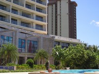 Главный бассейн Aloha Oceanfront Suite Resort. Загадка: где на фотографии спрятался я? 😊