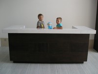 Главный корпус Aloha Oceanfront Suite Resort (阿罗哈爱琴海景套房度假酒店). За стойкой слева направо: Ратмир, Ли (выигран в автомате-кране) и Всеволод.