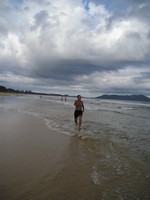 Пляж Aloha Oceanfront Suite Resort. Верхнюю часть туловища снесло назад, наверное, прибрежным ветром. 😁