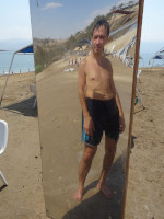 Установленное на пляже Мёртвого моря кривое (!) зеркало позволяет иному мужчине почувствовать себя обладателем пивного живота.