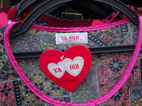 Новая модная марка одежды – “Ya Hui”. 😁 Хотя одежда с этой новой модной (new fashion) маркой одежды висела на продажу на бесконечном рынке Старого города Иерусалима, где её вряд ли могло оценить большинство нерусскоговорящих местных и приезжих, я уверен, что это происки китайских «модельеров». 😊