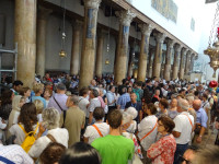 Вот в такой огромной очереди нам пришлось бы отстоять, чтобы спуститься к пещере Рождества (مغارة المهد | מערת המולד), если бы не один добрый русскоговорящий араб, который провёл нас, минуя её…