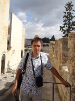 Вид вдоль стен Старого города Иерусалима на Купол скалы (مسجد قبة الصخرة) у меня над головой.