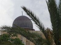 Мечеть аль Акса (المسجد الأقصى), точнее, прежде всего её «зловещий» чёрный купол; сама мечеть является 3-й святыней ислама (после мечети аль Харам в Мекке и мечети Пророка в Медине), 1-м из объектов, по которому определялась кибла (до этого пророк Мухаммед во время молитвы обращался лицом… к Иерусалиму) и 2-й мечетью, построенной на Земле (1-й мечетью считается Кааба в Мекке, по которой ныне и определяется кибла).