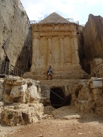 Гробница Захарии (קבר זכריה) в Кедронской долине (נחל קדרון) у подножия Масличной горы (הַר הַזֵּיתִים) Иерусалима целиком вырезана в скале и напоминает гробницы египетских фараонов.