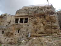 Гробница Бней Хезир (קבר בני חזיר) – старейшая из 4-х гигантских гробниц в Кедронской долине (נחל קדרון) у подножия Масличной горы (הַר הַזֵּיתִים) Иерусалима, напоминающая греческий храм.
