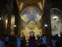 Разноцветная Церковь всех наций (Basilica Agoniae Domini) внутри тоже разноцветная.