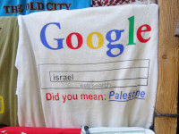 «Израиль?.. Может быть, Вы имели в виду Палестину?» (Israel?.. Did you mean Palestine?) – по российским меркам подобная футболка точно тянет на гнусную статью УК РФ № 282 «Возбуждение ненависти либо вражды…» 🙁, а будучи вывешенной на продажу на бесконечном рынке Старого города Иерусалима, с его многонациональностью и многоконфессиональностью, – нормально, никого это даже не волнует особо. 😛