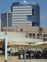Торговая башня (Trade Tower) Тель-Авива почему-то напомнила мне башни Всемирного торгового центра (World Trade Center).