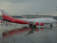 Красавец Boeing 747 “Jumbo Jet” авиакомпании «Россия» (некрасиво транслитерированной на фюзеляже как “Rossiya”) с тогда бортовым номером EI-XLI (сейчас RA-73289) и именем «Петропавловск-Камчатский».