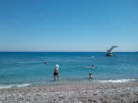 Цвета у Средиземного моря (Μεσόγειος Θάλασσα) на Родосе (Ρόδος), конечно, обалденные, дети успешно привыкали к его прохладе, а я не знал, что с той бетонной вышки буду много раз нырять…