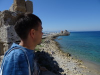Смотрю на Средиземное море (Μεσόγειος Θάλασσα) из Родосской крепости.
