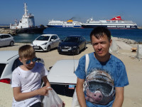 Плавимся со старшим сыном на жаре, а кораблям в порту Родоса (Ρόδος) хоть бы что… Тут это буксир “Christos XXVII” и паромы “Blue Star Ferries” и “Helenic Seaways”.