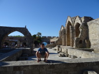 Родосский пацанчик держит Старый город (Παλιά πόλη Ρόδου).