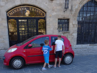 «Дзюба» и его старший брат изучают найденную красную малолитражку Peugeot 107, напоминающую нам о такой же чёрной, что когда-то была у нас.