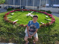 Щурящийся я и (работающие!) цветочные часы в городе Родосе (Ρόδος).